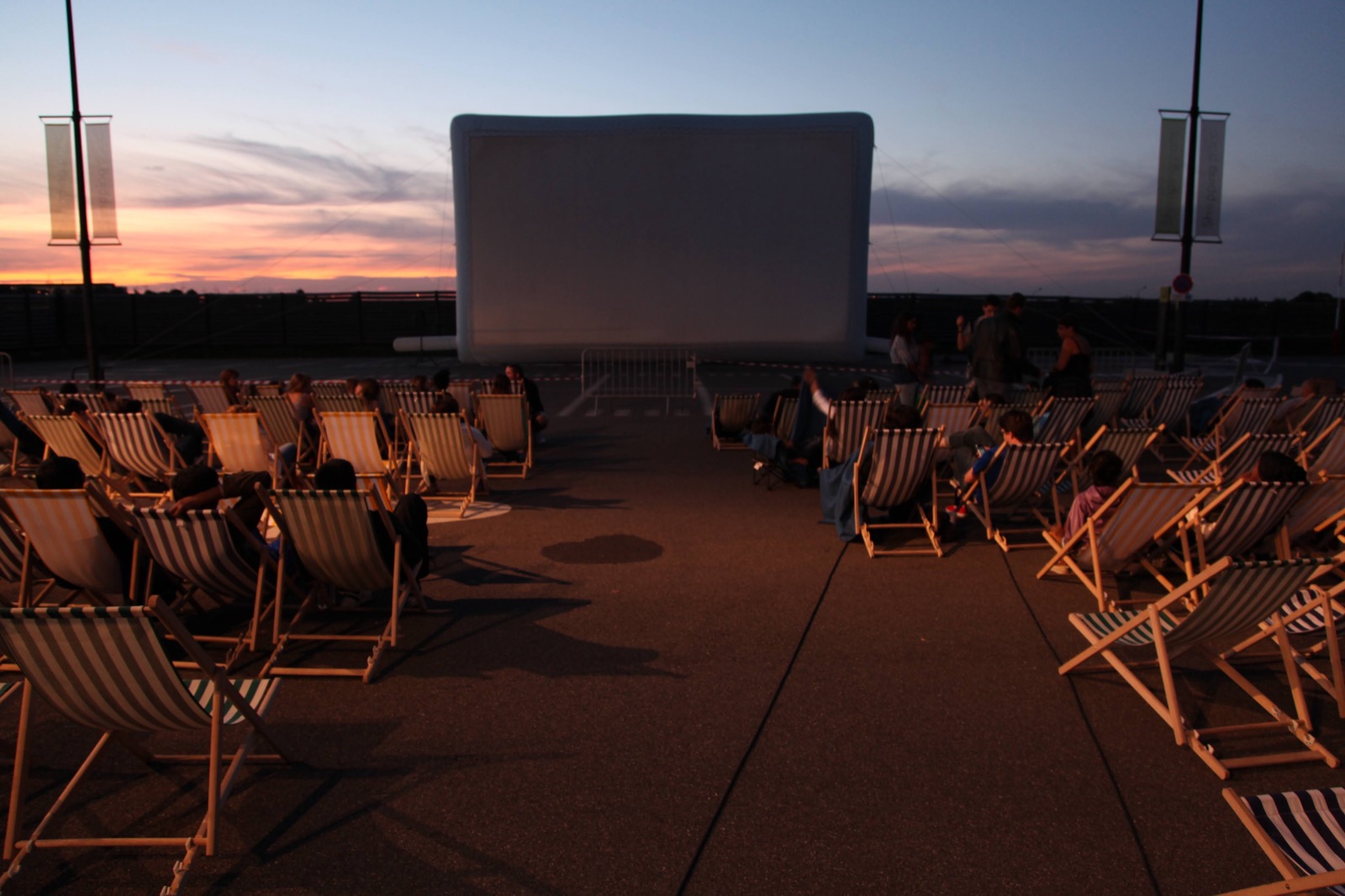 Serata cinematografica all'aperto «chiavi in mano»: schermo gonfiabile Hallucine, sedie a sdraio e pubblico