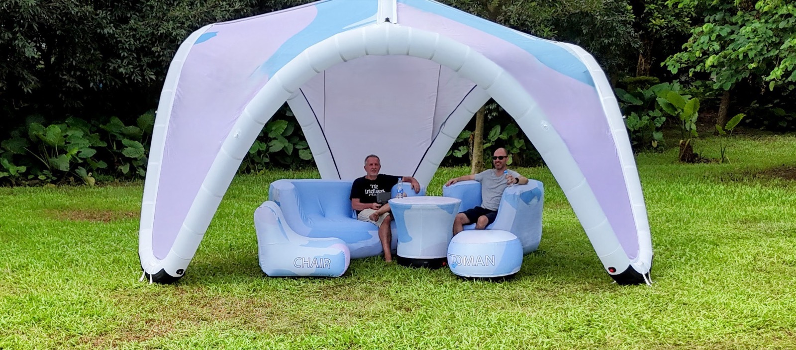 Tenda gonfiabile «Hallucine» e arredi gonfiabili installati all'aperto su un prato